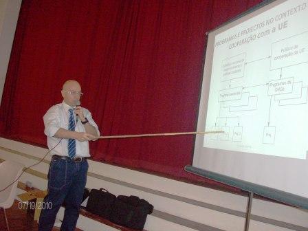 Danilo Barbero presenting a project-management diagram during a training workshop